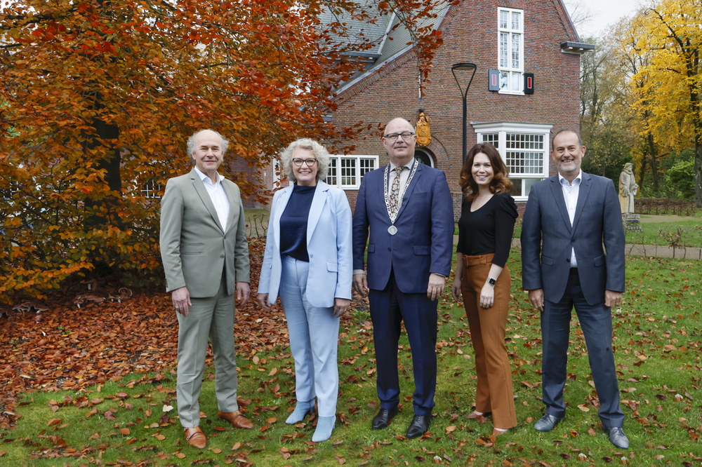 De burgemeester, wethouders en gemeentesecretaris aan de zijkant van Het Huis van Waalre